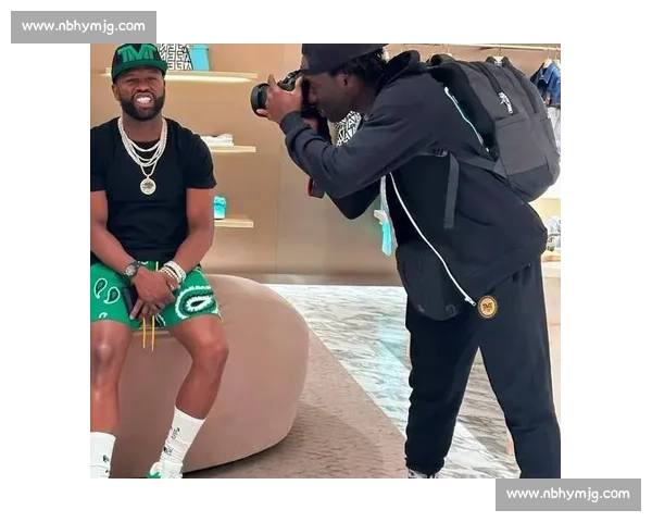 梅威瑟与嘴炮同框瞬间定格世纪拳坛巅峰对决风云引爆全球话题热潮